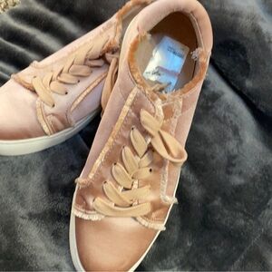 Reaction Kenneth Cole velvet sneakers